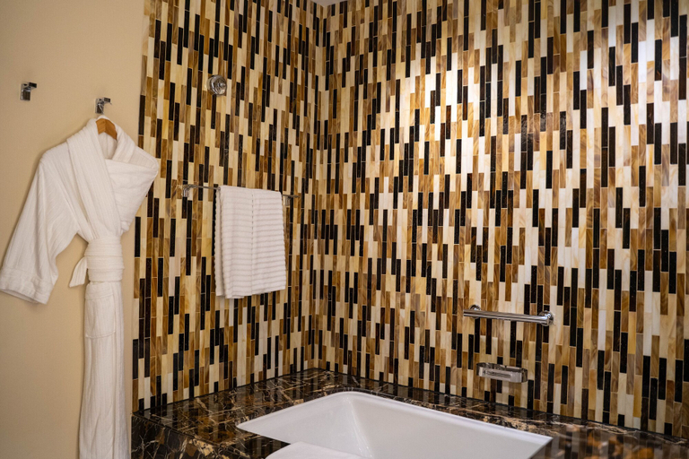 Bathroom 5, VOGO Abu Dhabi Golf Resort & Spa, Abu Dhabi City