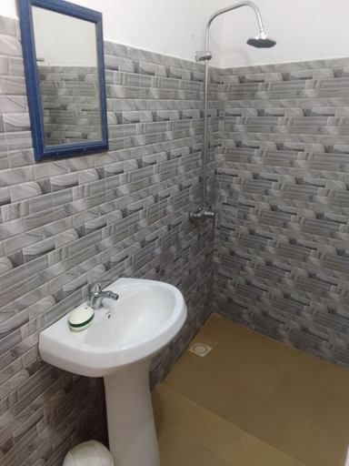 Bathroom 4, Colibri, Rufisque