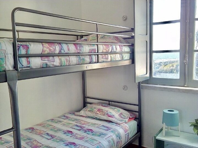 Bedroom 3, Fonte da Telha Beach Hostel, Almada