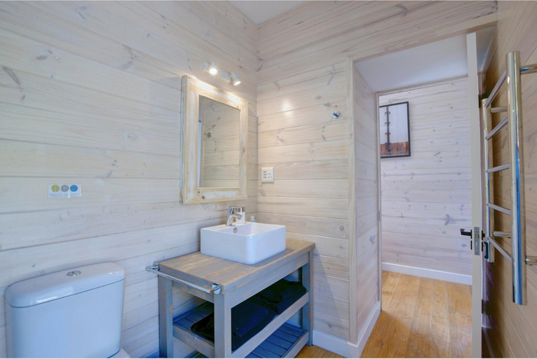 Bathroom 3, Earth Wind and Ocean 8, Eden