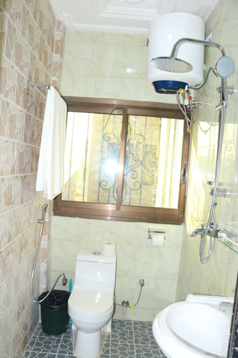 Bathroom, Deudjui hôtel, Haut Nkam