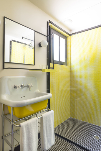 Bathroom 5, La Guitoune, Gironde