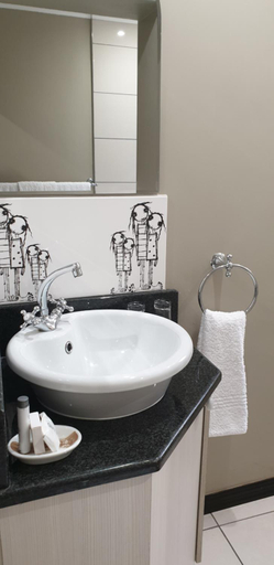 Bathroom 4, Haggards on Hilldrop, Amajuba