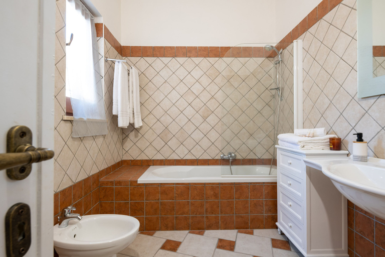 Bathroom 3, Don Pedro 53, Oristano