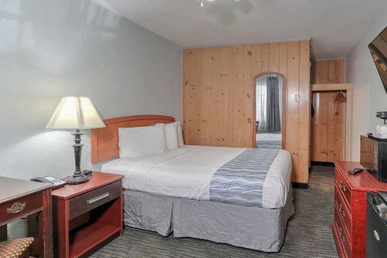Bedroom 3, Belle Aire Motel, Sevier