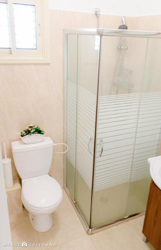 Bathroom 4, Rom HaTayelet