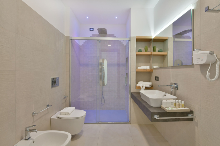 Bathroom 5, Grand Hotel Santa Maria, Salerno
