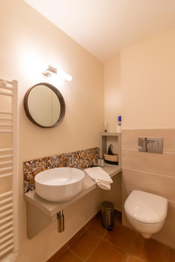 Shower 3, Sarlatitude, Studios & Chambres Climatises, Dordogne