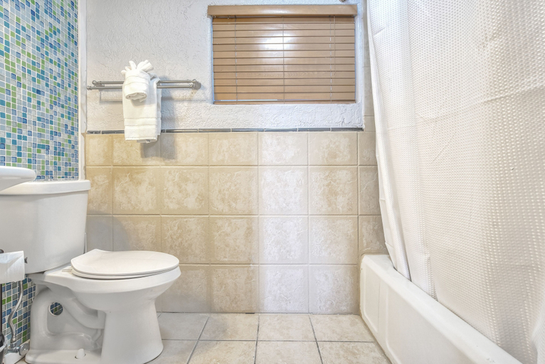 Bathroom 3, Quest Rest - 1, El Paso