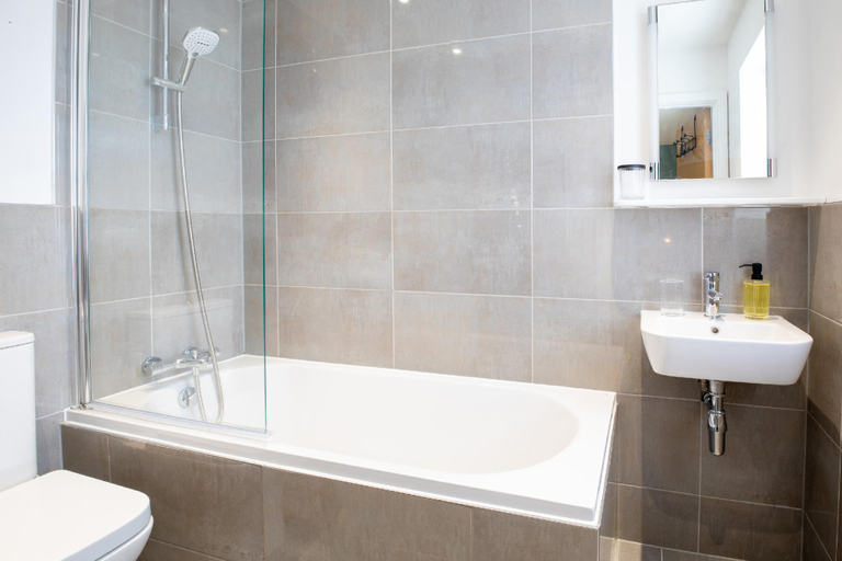 Bathroom 2, Orchard Point, Southampton