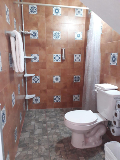 Bathroom 2, Familia Sosa Suazo, La Paz