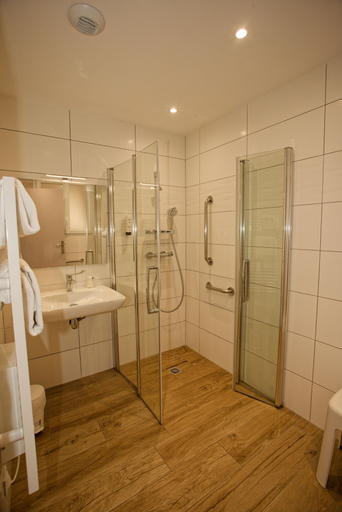 Bathroom 4, Hôtel Océan Dinan, Côtes-d'Armor