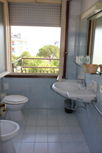 Bathroom 5, Hotel Amalfi, Venezia