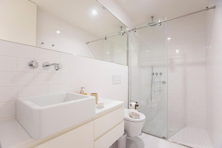 Bathroom 3, Bombarda Apartments by LovelyStay, Porto
