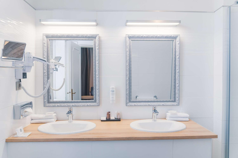 Bathroom 4, Hotel d'Anjou, Maine-et-Loire