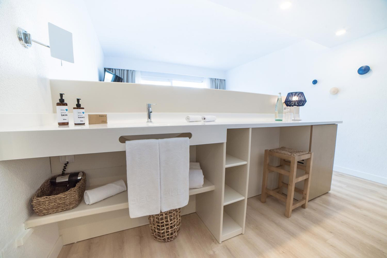 Bathroom 4, Blau Punta Reina Resort, Baleares