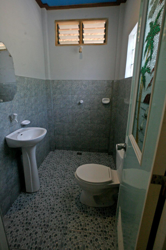 Bathroom 4, JJS BACKPACKERS VILLAGE, San Juan