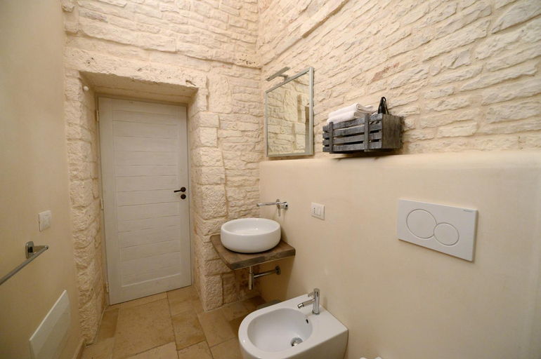 Bathroom 5, Trullo A Casedd, Bari