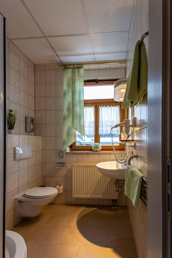 Bathroom, Das Buttner - Im Herzen von Schneeberg mit Parkplatz, Erzgebirgskreis