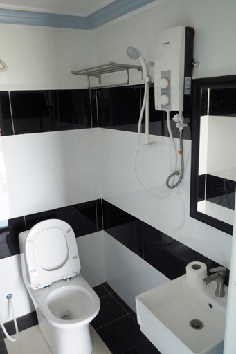 Bathroom 3, Mama's Family Guesthouse, Kampot