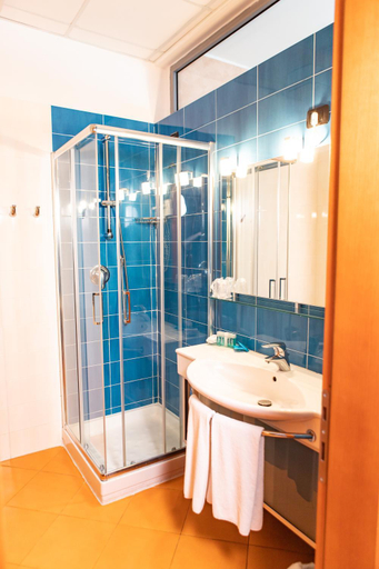 Bathroom 5, Hotel San Terenzo, La Spezia