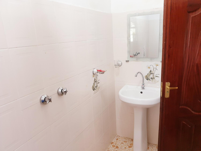 Bathroom 3, Merinja Guesthouse, Naivasha