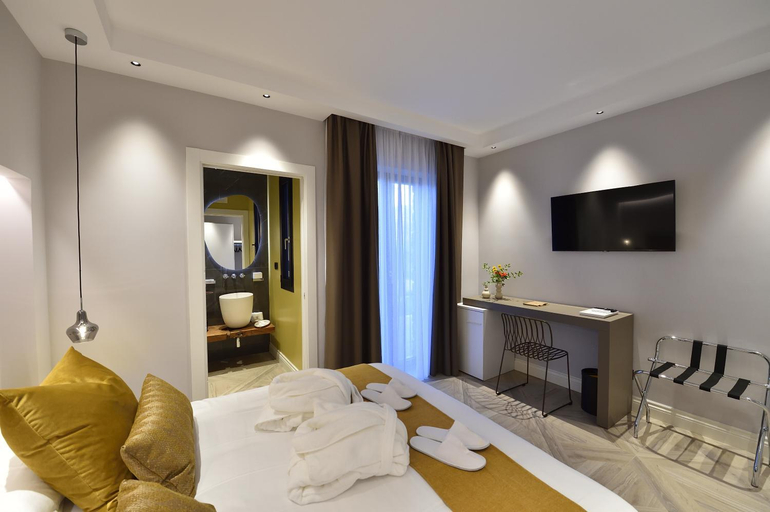 Bedroom 4, LA DEPENDANCE, Latina