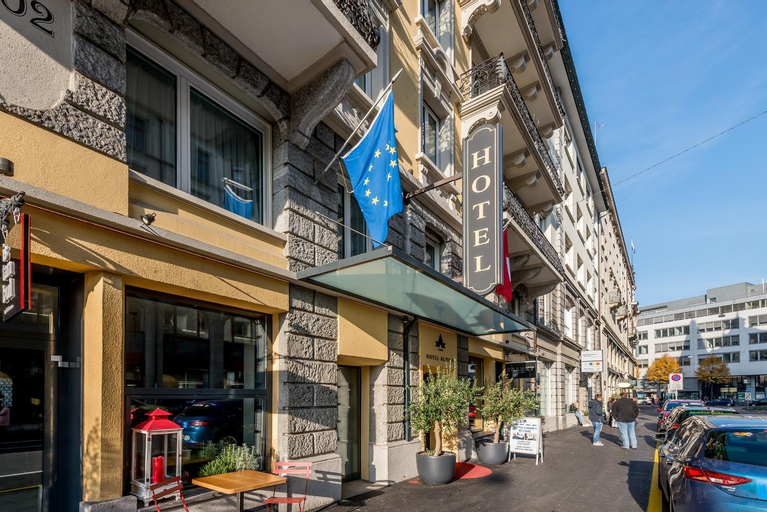 Exterior & Views 25