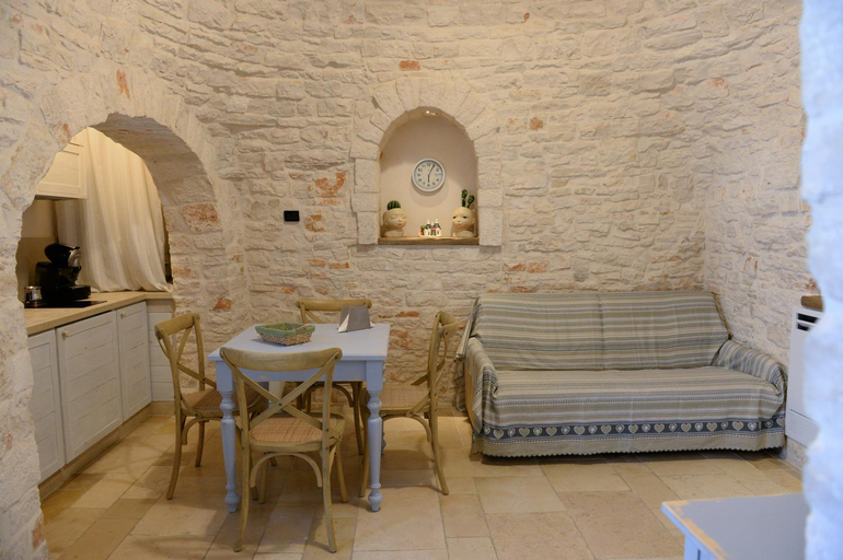 Others 4, Trullo A Casedd, Bari