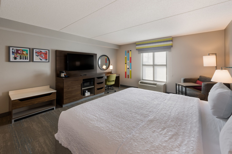 Bedroom 4, Hampton Inn & Suites Fredericksburg-at Celebrate Virginia, Fredericksburg