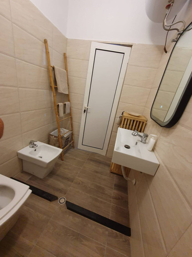 Others 5, Dream House, Durrësit