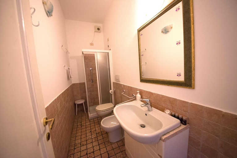 Bathroom 2, Queen of the Lake, Trento