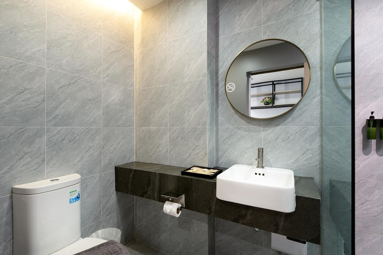Bathroom 4, The Riski Hotel @ Bangphlat Station, Bang Plad