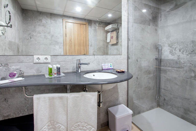 Bathroom 5, Hotel Servigroup Koral Beach, Castellón