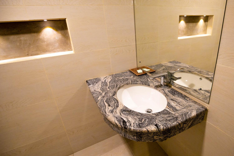 Bathroom 5, Hotel Ganthera Kandy, K.F.G. & G. Korale