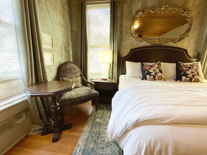 Bedroom 2, The Crystal River Inn, Hays