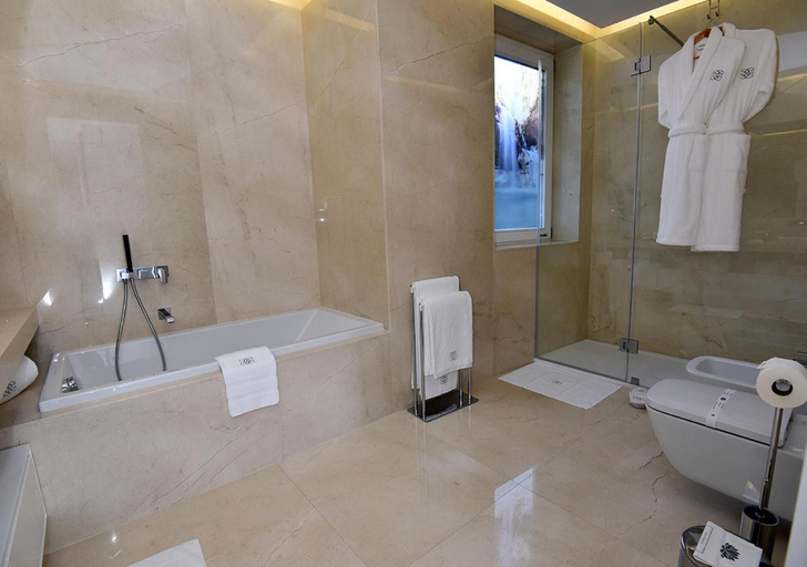 Bathroom 3, GuimaGold, Braga