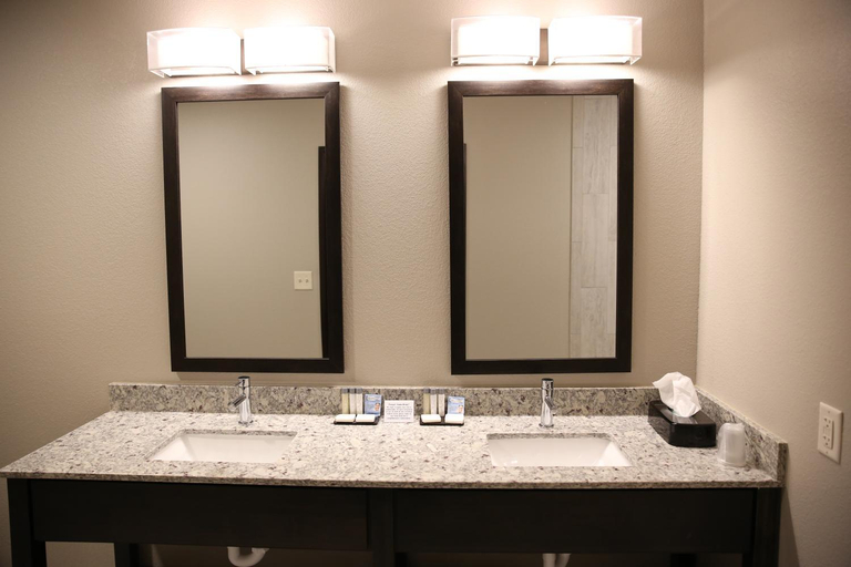 Bathroom 3, Berlin Encore Hotel & Suites, Holmes