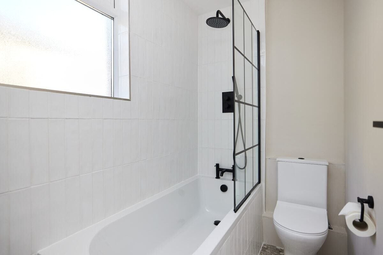 Bathroom, The Leyton Midland Crib - Cozy 2bdr Flat With Study Room + Garden, London