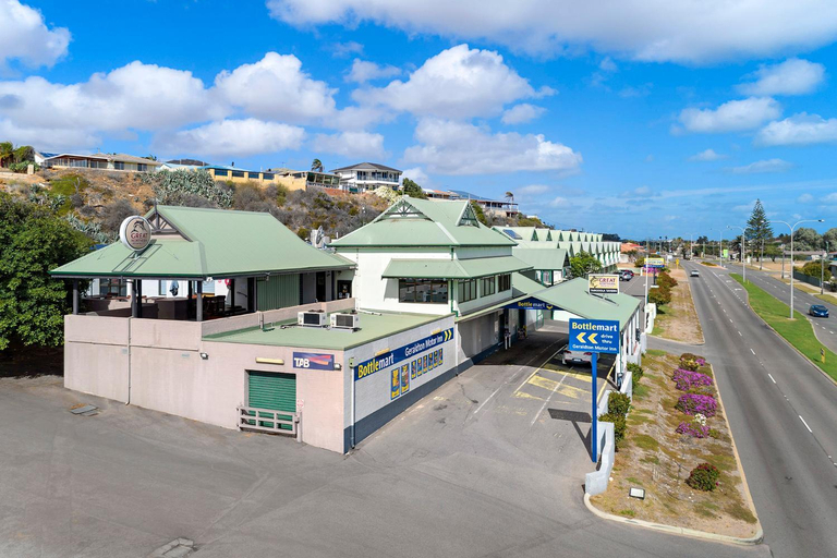 Exterior & Views