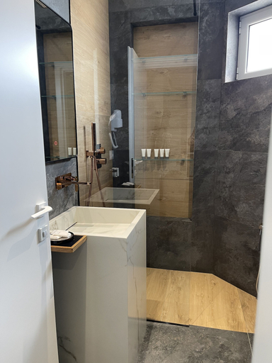 Bathroom 4, Portside Hotel, Vlorës
