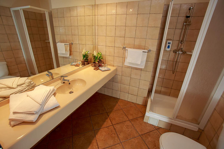 Bathroom, Hotel Irisa, Municipiul Bucuresti