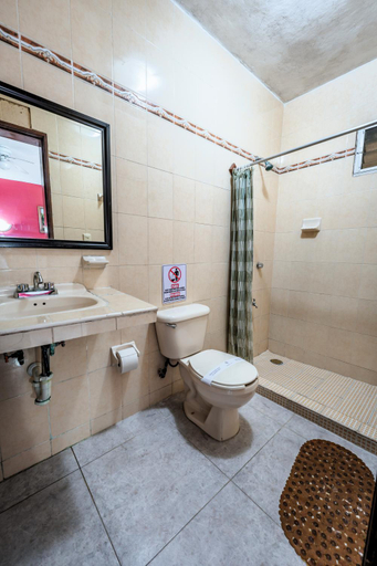 Bathroom 3, Hotel Santa Lucia, Mérida