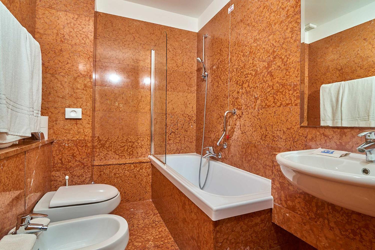 Bathroom 5, Hotel Europa - Skypool & Panorama, Trento