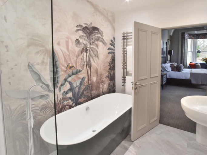 Bathroom 5, The Meadowpark, Stirling