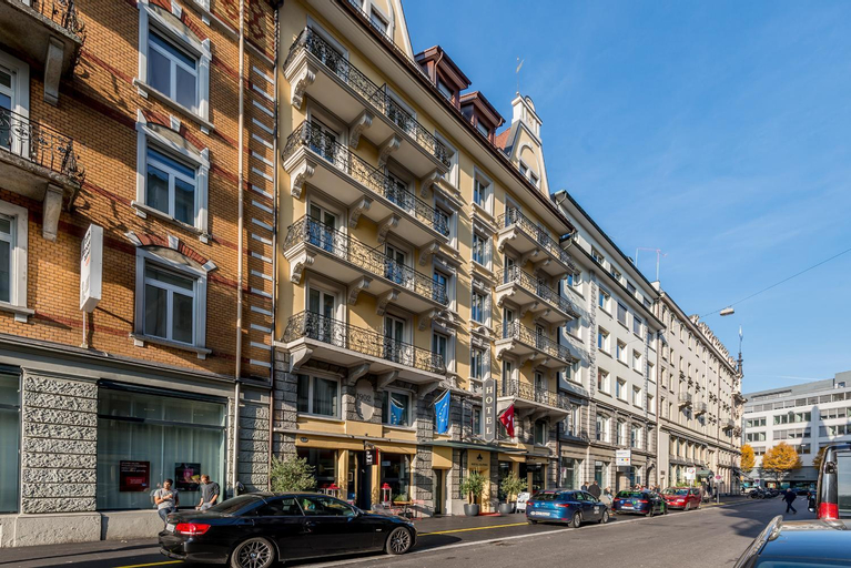 Exterior & Views 15
