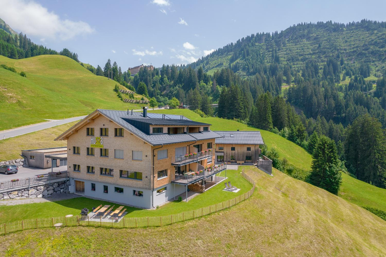 Exterior & Views