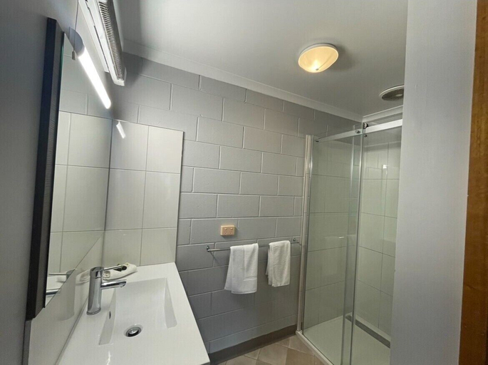 Bathroom, Bridport Bay Inn, Dorset