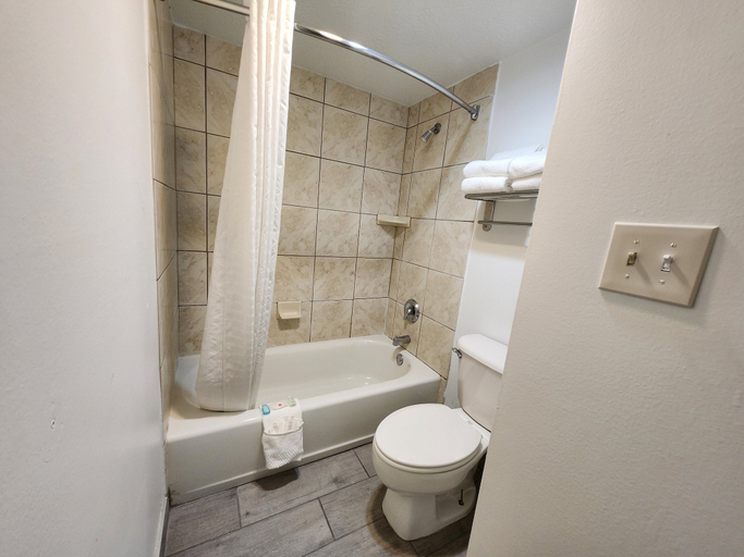 Bathroom 4, Clarion Inn Idaho Falls Riverfront, Bonneville