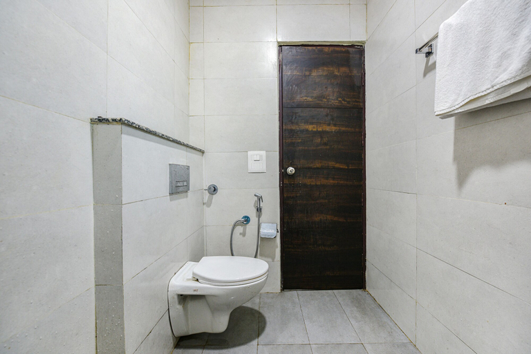 Bathroom, FabHotel HC Dream Majestic, Sahibzada Ajit Singh Nagar